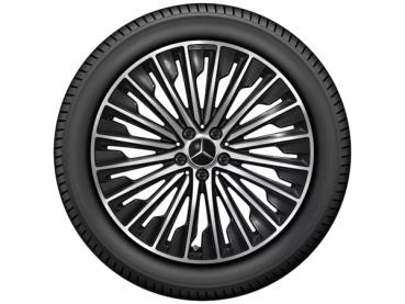 Detailansicht des 20 Zoll AMG Vielspeichen-Rads in Glanzdrehung