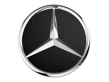 Schwarze Mercedes-Benz Radnabenabdeckung mit erhabenem Stern auf einem Leichtmetallrad.