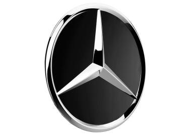 Detailaufnahme der originalen Radnabenabdeckung von Mercedes-Benz mit stilvollem Design.