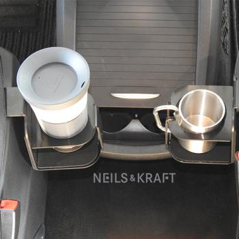 Eleganter Getränkehalter in Aktion: Ein Becher Kaffee sicher platziert im Mercedes V-Klasse