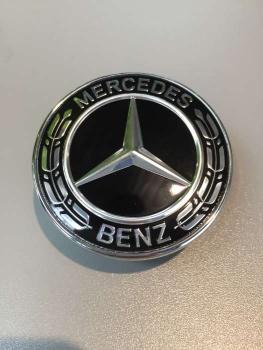 Mercedes Benz Firmenzeichen auf Motorhaube schwarz