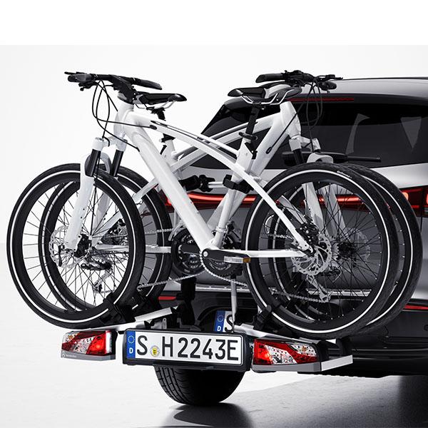 Zwei Fahrräder sicher befestigt auf dem Mercedes Benz Heckfahrradträger, unterwegs zu einem neuen Abenteuer
