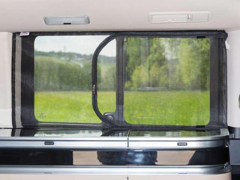 Ein Mercedes-Benz V-Klasse Marco Polo mit dem FLYOUT Moskitonetz an einem Schiebefenster, ideal für Campingausflüge.