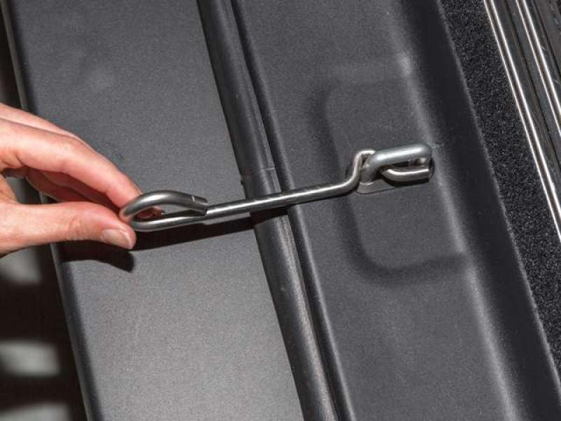 Anwendungsbild des AIR-SAFE® an einer Heckklappe: "Installation des AIR-SAFE® an der Heckklappe eines Mercedes-Benz V-Klasse Fahrzeugs