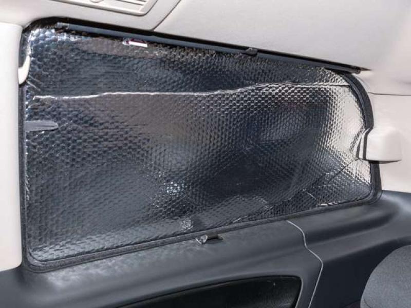 Mercedes-Benz V-Klasse (2014 –) ausgestattet mit dem BRANDRUP ISOLITE Inside Sonnenschutz am Ausstellfenster der C-D-Säule rechts.